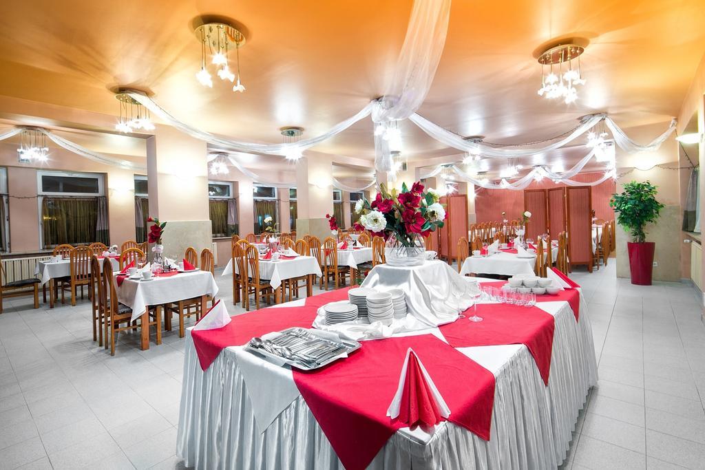 Hotel Monttis Sucha Beskidzka Ngoại thất bức ảnh